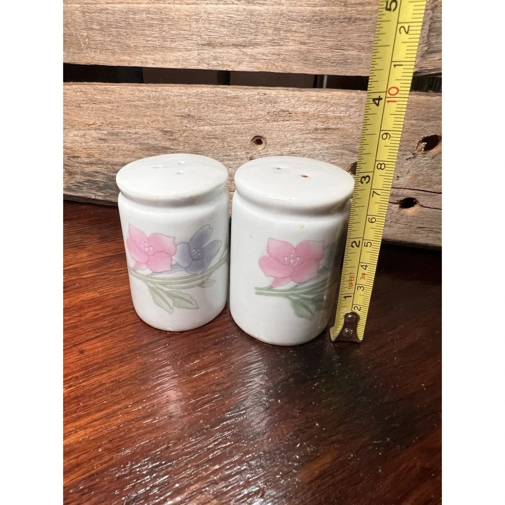 White Column Trumpet Vine Flower Salt and Pepper Shakers Ceramic Classic